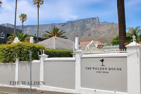 Property building, Nearby landmark, Facade/entrance, Property logo or sign, Natural landscape, Logo/Certificate/Sign, Landmark view, Mountain view, Street view
