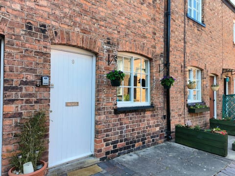 Secret City Courtyard Cottage Within Chester City Walls House in Chester