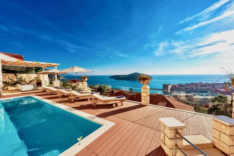 View (from property/room), Balcony/Terrace, Swimming pool, sunbed