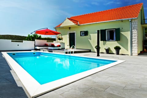 Property building, Patio, Day, Swimming pool, sunbed