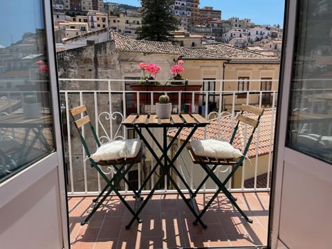 Nearby landmark, Balcony/Terrace, Street view