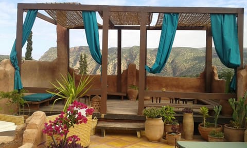 Restaurant/places to eat, Facade/entrance, View (from property/room), Balcony/Terrace, Decorative detail