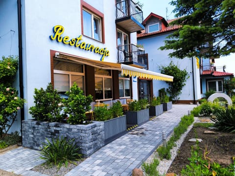Property building, Restaurant/places to eat, Garden, Balcony/Terrace
