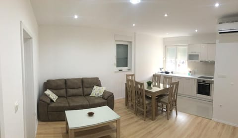 Coffee/tea facilities, Kitchen or kitchenette, Living room, Seating area, Dining area