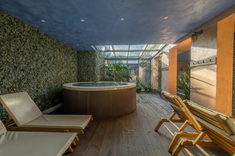 Hot Tub, Spa and wellness centre/facilities, Seating area, On site, Pool view, Swimming pool