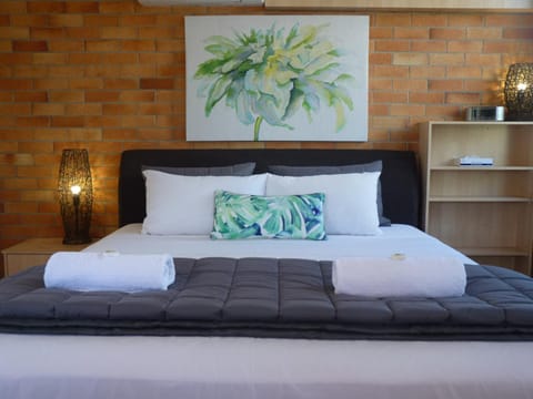 Shower, Restaurant/places to eat, BBQ facilities, BBQ facilities, Bathroom, Coffee/tea facilities, Living room, Dining area, Beach, Bedroom, Entertainment, bunk bed