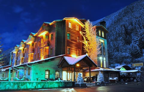 Facade/entrance, Night, Winter, Area and facilities