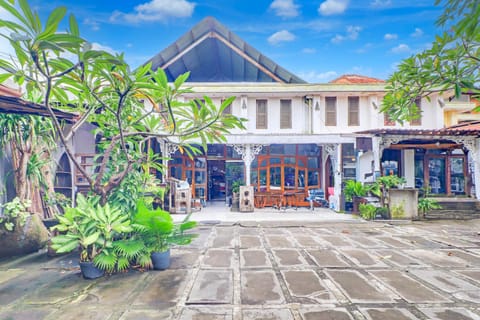 Facade/entrance