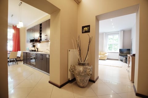 Kitchen or kitchenette, Seating area, Communal kitchen