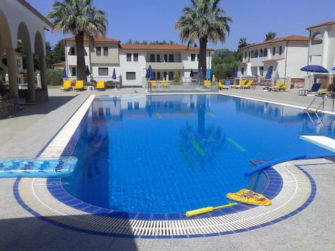 Property building, Day, Swimming pool