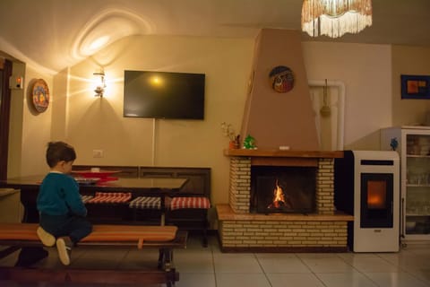 Communal lounge/ TV room, TV and multimedia, Living room, Seating area, Evening entertainment, group of guests, flat iron