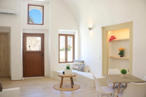 Photo of the whole room, Seating area