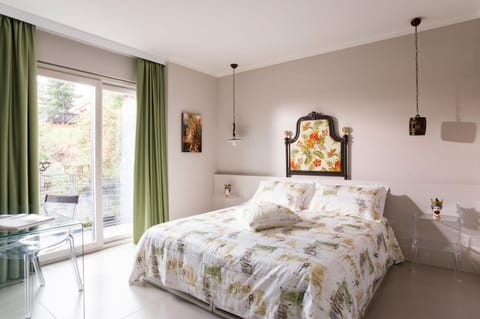 Bedroom, City view