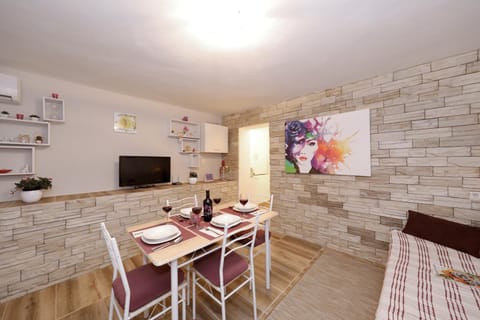 TV and multimedia, Kitchen or kitchenette, Living room, Seating area, Dining area