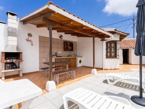 BBQ facilities, Balcony/Terrace, Kitchen or kitchenette, Dining area, sunbed, washing machine