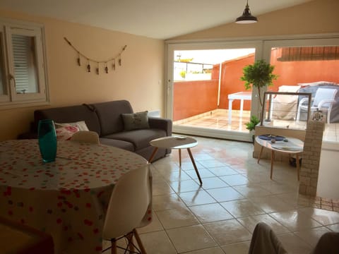 La tropezienne, Duplex 73 m2, 100 m du port, climatisation, grande terrasse Apartment in Sanary-sur-Mer