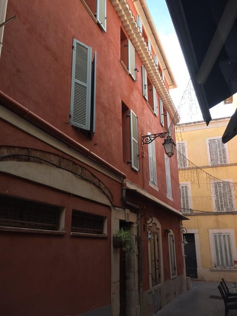 La tropezienne, Duplex 73 m2, 100 m du port, climatisation, grande terrasse Apartment in Sanary-sur-Mer