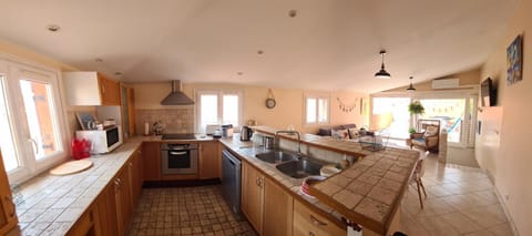 La tropezienne, Duplex 73 m2, 100 m du port, climatisation, grande terrasse Apartment in Sanary-sur-Mer