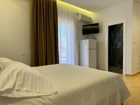 Bed, TV and multimedia, Photo of the whole room, Bedroom, wardrobe, air conditioner