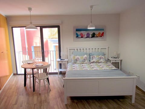 Nearby landmark, Staff, Neighbourhood, Living room, Dining area, Evening entertainment, Bedroom, Supermarket/grocery shop