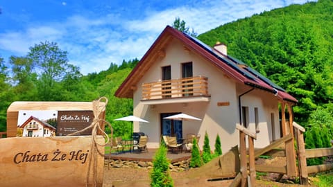 Property building, Day, Natural landscape, Garden, Mountain view