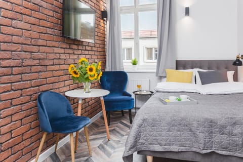 Bed, TV and multimedia, View (from property/room), Photo of the whole room, Decorative detail, Seating area, Dining area, Evening entertainment, Bedroom, furniture, internet