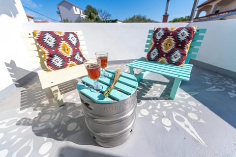 Property building, Day, Balcony/Terrace, Seating area