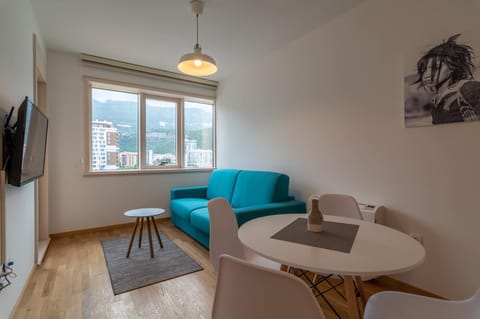 TV and multimedia, Living room, Seating area, Dining area, City view