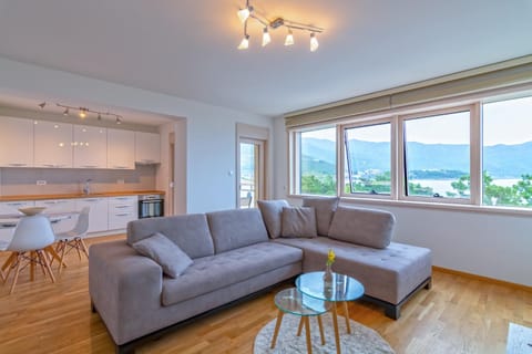 Kitchen or kitchenette, Seating area, Dining area, Mountain view, Mountain view, Sea view, Sea view