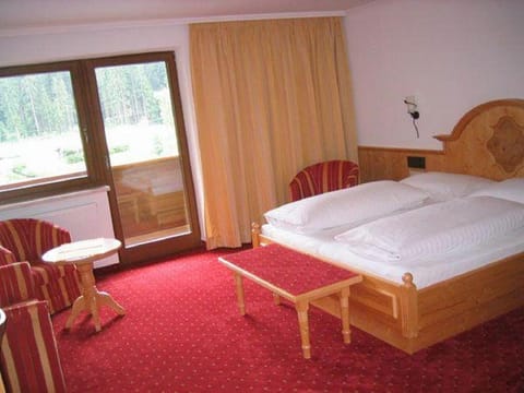 Bathroom, TV and multimedia, Coffee/tea facilities, Balcony/Terrace, Kitchen or kitchenette, Living room, Seating area, Dining area, Bedroom, Lake view, Mountain view, Pool view, Bath