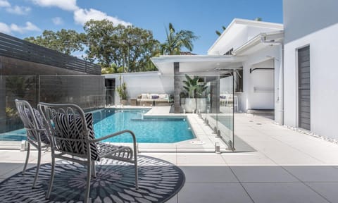Patio, Day, Swimming pool, sunbed