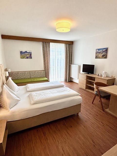 Bed, TV and multimedia, Photo of the whole room, Seating area, Bedroom