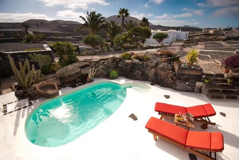 Day, Pool view