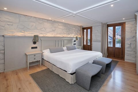 Bed, Photo of the whole room, Bedroom, Street view