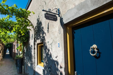 Facade/entrance, Neighbourhood, On site