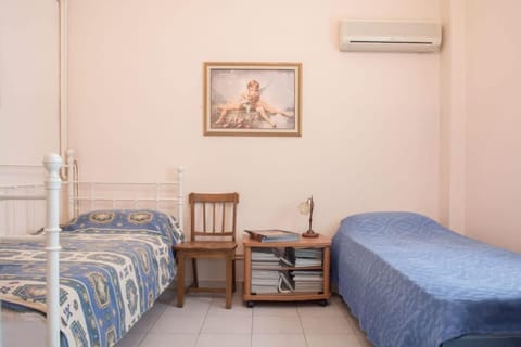 Family apt with garden next to the sea Apartment in Alimos