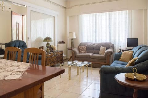 Family apt with garden next to the sea Apartment in Alimos