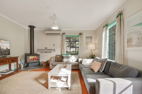 TV and multimedia, Living room, Seating area, air conditioner