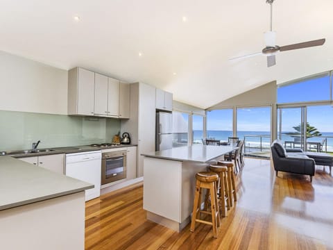 Kitchen or kitchenette, Sea view