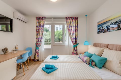 Bed, TV and multimedia, Photo of the whole room, Bedroom, towels, air conditioner