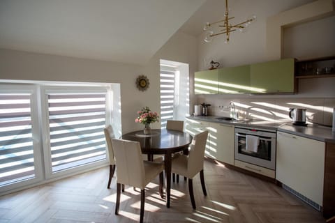 Decorative detail, Dining area, dishwasher, minibar, pet friendly, stove, kitchen, kitchen