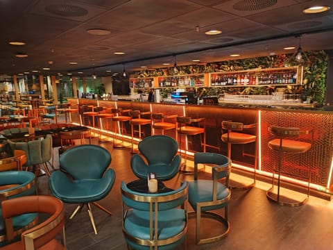 Restaurant/places to eat, Lounge or bar