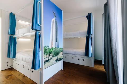 Bedroom, bunk bed