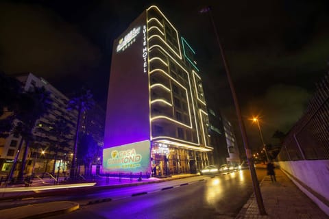 Property building, Nearby landmark, Facade/entrance, Neighbourhood