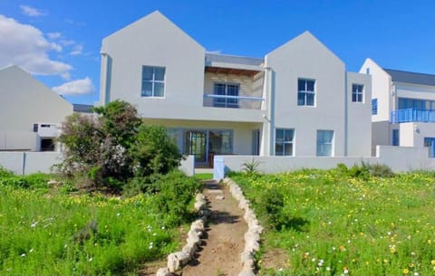PERFECT 10 - 10 to 13 Sleeper Luxury Holiday Home Breakage Deposit of R2500 per Weekend Lease House in Western Cape