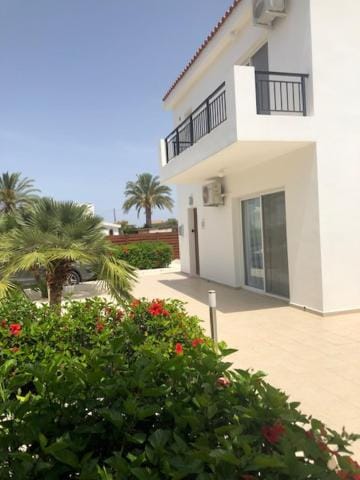 Villa Olivia, Coral Bay Villa in Peyia