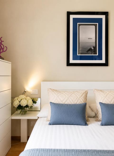 Bed, Photo of the whole room, Decorative detail, Bedroom