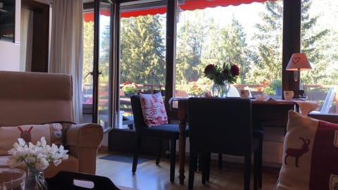 Living room, Garden view, Mountain view