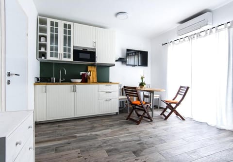Dining area, kitchen