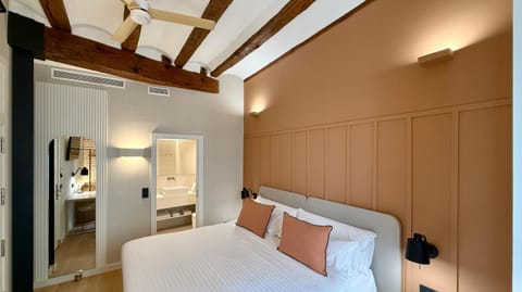 Bed, Bathroom, Balcony/Terrace, Photo of the whole room, Decorative detail, Bedroom, City view, Quiet street view, hair dryier, heating, minibar, soundproof, towels, wardrobe, air conditioner